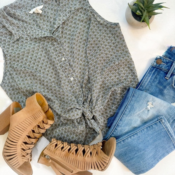 H&M sleeveless chiffon printed button down top - Picture 2 of 6